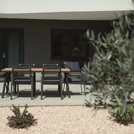 Stella's Garden Apartment