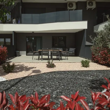 Stella's Garden Apartment *